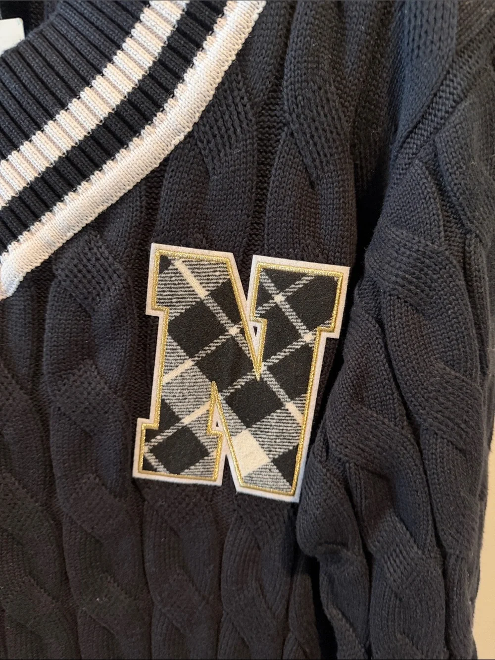 Pro Standard L NBA Brooklyn Nets Black Preppy/Varsity Cable Knit V-Neck Sweater